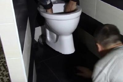 Крепление унитаза к полу — ТОП-5 способов с инструкциями! Крепление унитаза к полу — ТОП-5 способов с инструкциями!