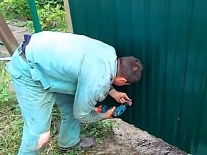 Как построить забор из профлиста своими руками: этапы подготовки и видео пример самостоятельного строительства забора из профлиста Как построить забор из профлиста своими руками: этапы подготовки и видео пример самостоятельного строительства забора из профлиста